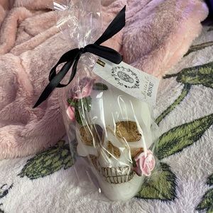 Skull and roses candle